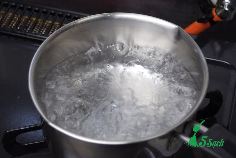 Cách tẩy keo nến trên nhựa bằng nước nóng